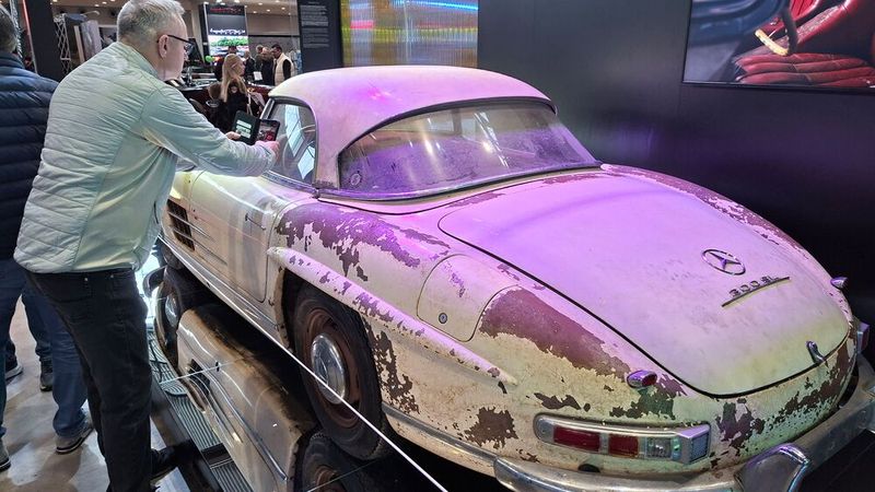 Heutzutage generell selten und im Fall Mercedes-Benz 300 SL schon gleich zweimal: der vielzitierte Scheunenfund, hier am Stand vom Mercedes-Benz Heritage. (Bild: Dominsky –  »kfz-betrieb«)