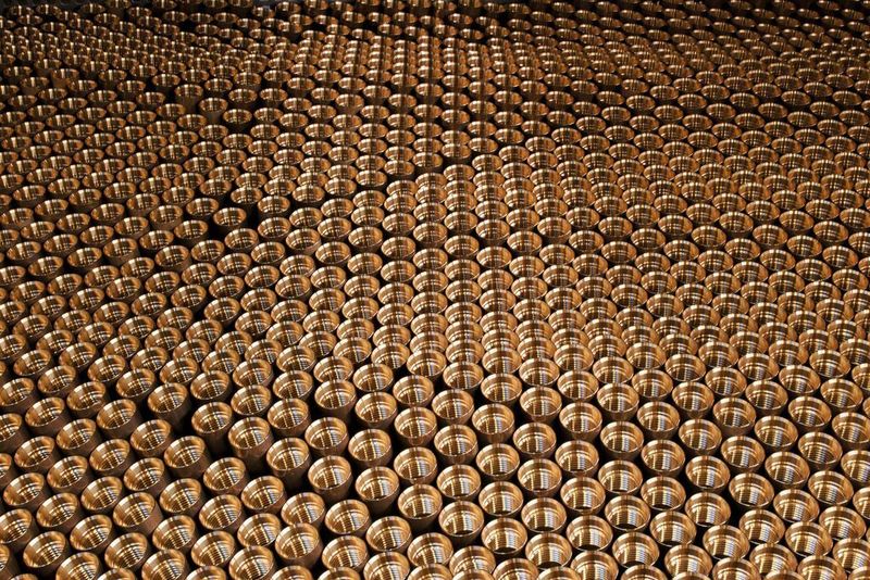 Gereinigte Rohrstücke aus Messing: Nach der Reinigung sind die Teile für die Weiterbearbeitung beim Kunden bereit. Bild: Dürr Ecoclean (Archiv: Vogel Business Media)