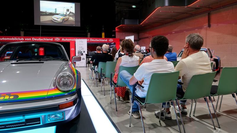Die Motorworld München beteiligt sich am Rahmenprogramm der IAA. Am Montagabend lief der Film „Car-napping – bestellt, geklaut, geliefert“ aus dem Jahr 1980. Zuvor erklärte Rainer Buchmann, der mit dem bb CW 311 und dem bb 911 Turbo Targa „Rainbow“ (im Bild) zwei automobile Hauptdarsteller baute, Hintergründe und Details zum Film und zu den Fahrzeugen. (Bild: Diehl – VCG)