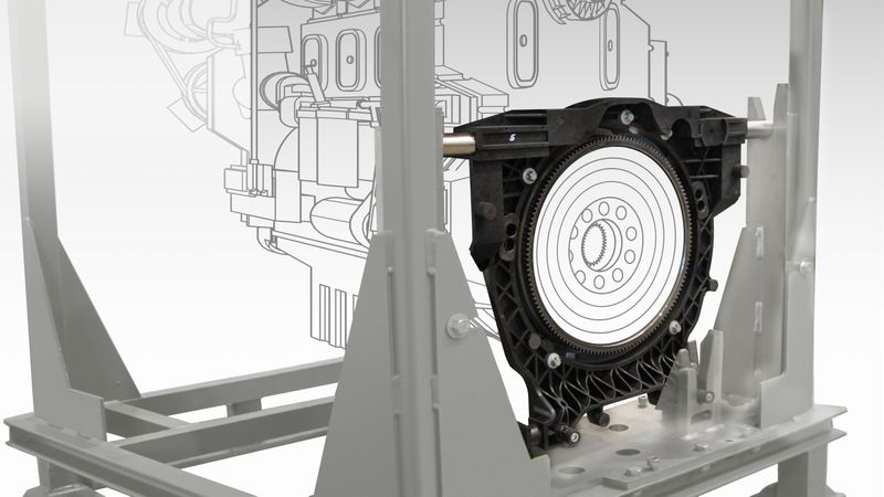 Die Kunststoff-Adapterplatte wiegt rund 80 Prozent weniger als die ursprüngliche Stahlversion und reduziert dadurch die Transportlast deutlich. Gleichzeitig sinken die Herstellungskosten um rund 50 Prozent.(Bild:  Barlog Plastics)