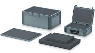 Seinen Eurobehältern hat Auer Packaging jetzt den Inhalt schützende Polster verpasst. Zum einen gibt es Würfelpolster, die empfindliche Ware von äußeren Kräften abschirmen. Zum anderen bewahren genoppte Deckelpolster den Ihnalt jetzt vor von oben kommendem Unheil. (Bild: Auer Packaging)