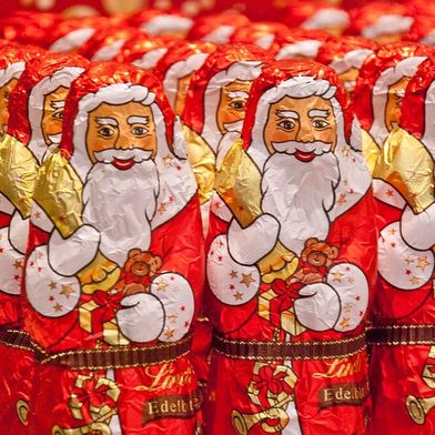 Besonders herausfordernd ist der Umstieg dort, wo BPA-basierte Werkstoffe über Jahrzehnte hinweg integraler Bestandteil stabiler Serienprozesse waren, wie beispielsweise Formen aus Polycarbonat (PC), die als Industriestandard in der Schokoladen- und Süßwarenherstellung gelten. (Bild: frei lizenziert)