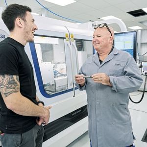 Cameron Adams et Julian Connors, ingénieur de service chez Studer, lors de la mise en service de la S33.(Source :  Fritz Studer AG)