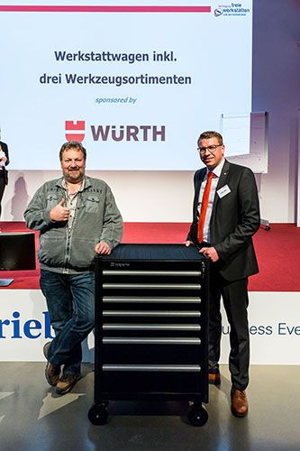 Über den Würth-Werkstattwagen mit drei Werkzeugsortimenten durfte sich Klaus Wentow (Klaus Wentow Kfz-Technik, Borken) freuen. (Stefan Bausewein)