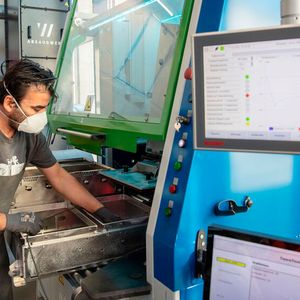 Hier werden die Aluminiumgehäuse für die Outdoor-Wechselrichter auf ihre Dichtheit untersucht. Die Prüfanlage arbeitet dazu mit Unterdruck.(Bild:  Fronius International)