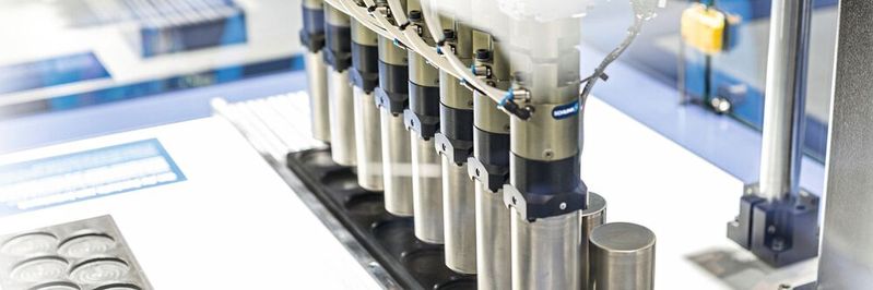 Der neue Rundzellengreifer RCG ermöglicht das prozesssichere Handling von Batteriezellen mit Ø 46 mm. Er kann flexibel zu Mehrfachgreifeinheiten kombiniert werden.(Bild:  Schunk)