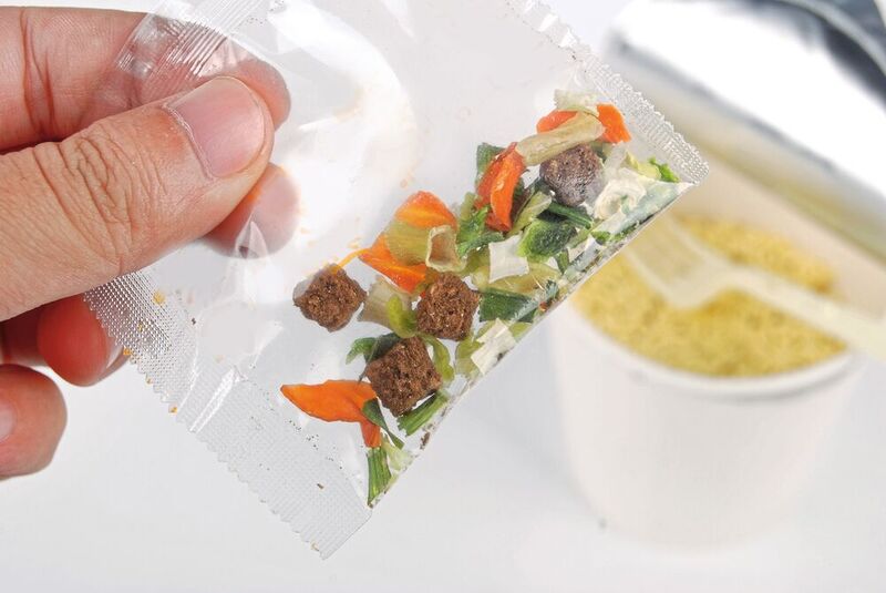 Ramen kommt üblicherweise mit kleinen Plastikbeuteln daher, in denen Gewürzmischung oder Suppen-Einlage verpackt ist. Dieser Plastikmüll könnte durch Verwendung essbarer Verpackungen vermieden werden. (Bild: Xuejun Li - stock.adobe.com)