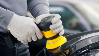 Die Mirka ARP-B ist eine rotierende Poliermaschine und zeichnet sich durch ihr leichtes Gewicht sowie einfache und punktgenaue Handhabung aus. (Mirka)