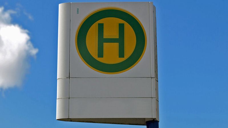 Die Lockerungen der Corona-Maßnahmen sowie das 9-Euro-Ticket werden als Gründe für den Anstieg des Fahrgastaufkommens genannt.