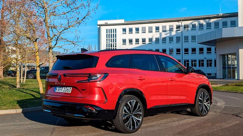 Das steile Heck sieht attraktiv aus, allerdings ist die Heckscheibe ziemlich niedrig. Aber Rundumsicht steht ja heute nicht mehr im Lastenheft, dafür gibt es Kameras.  (Bild: Rosenow – VCG)