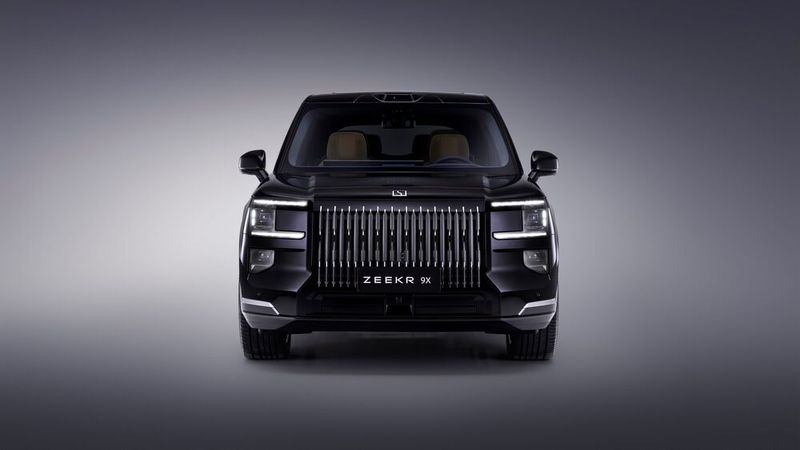 An die britische Luxus-Ikone erinnert der Zeekr 9X vor allem wegen seines riesigen, senkrechten Kühlergrills. (Bild: Zeekr)