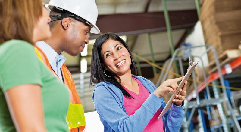 Bild 2: Mehr als die Hälfte der gesuchten Fachkräfte soll die Rolle eines Beraters im Unternehmen erfüllen. (Bild: Dekra)