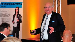 Jörg Knoblauch eröffnete mit seinem Keynote-Vortrag den „Treffpunkt Berufsbildung“. (Schmidt/«fz-betrieb»)