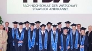 Die frischgebackenen Bachelor mit den Ehrengästen bei der Abschlussfeier. (Archiv: Vogel Business Media)