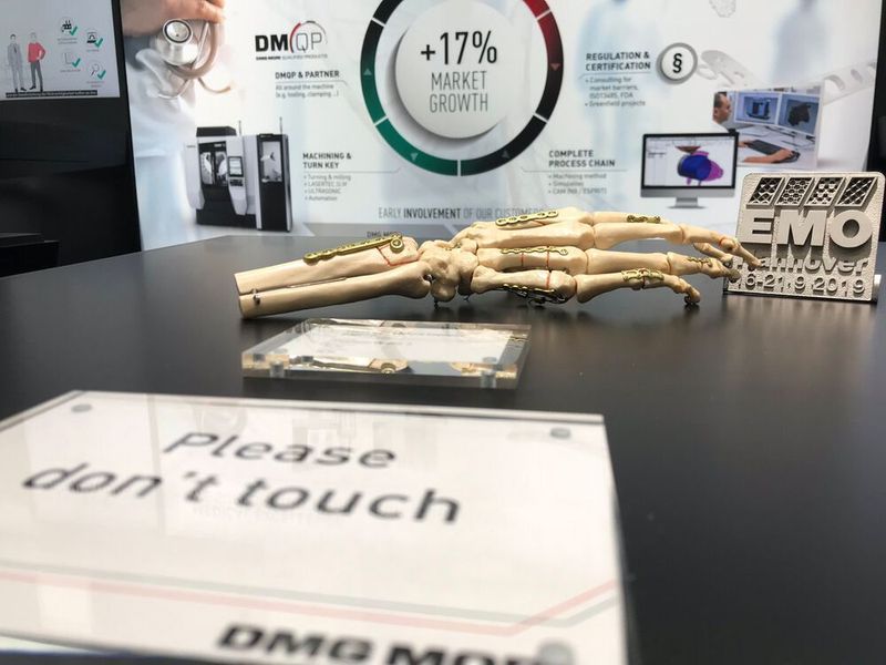 Die Originalkachel der EMO Hannover, hier am Stand von DMG Mori. (EMO Hannover/Stefan Schwaneck)