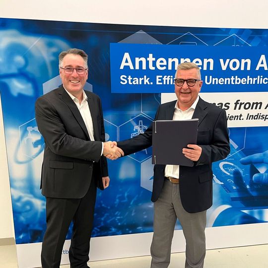 Michael Weber (links), Managing Director Desay Europe, und Michael Märte, neuer Eigentümer des Nachrüstgeschäfts für Antennentechnik.(Bild:  Desay SV)