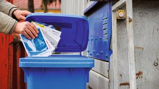 Haben immer öfter ausgedient: klassische Servicehefte in Papierform. Stattdessen pflegen Hersteller die Serviceereignisse ihrer Fahrzeuge zum Teil seit etlichen Jahren mittels digitaler Plattformen. Diese zu nutzen, sollten auch freie Werkstätten beherrschen. (Bild: Dominsky/»kfz-betrieb«)