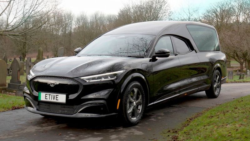 Den Mustang Mach-E von Ford bietet Coleman Milne als Bestattungswagen an.