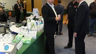 Interessierte aus der Laborbranche informierten sich auf der Omnilab-Labormesse in Rostock/Warnemünde.  (Bild: Omnilab)