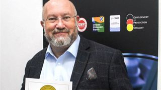 Dr. Wolfgang Sening, Geschäftsführer der Senetics Healthcare Group GmbH & Co. KG, mit der Auszeichnungsurkunde von Focus Business mit dem Titel „Innovationschampion 2024“. (Bild: Senetics)