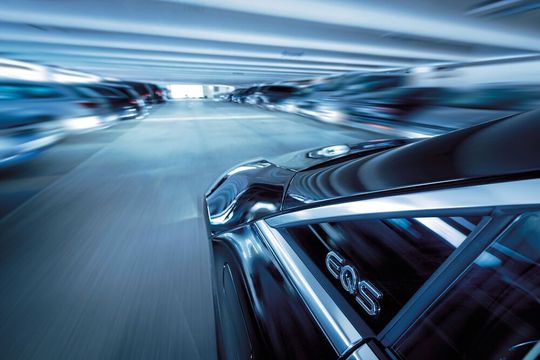 Im Parkhaus P6 am Stuttgarter Flughafen dürfen einige EQS- und S-Klasse-Modelle fahrerlos einparken.(Bild:  Mercedes-Benz)