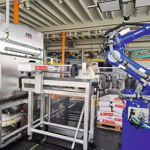 Ein Vakuumgreifer hebt die vom Kamerasystem erfassten Säcke zur Entleerung auf den Sackentleerer SE25x.(Bild:  AZO)