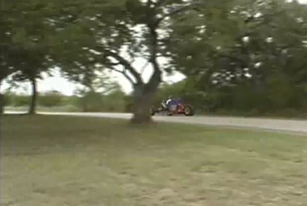 Probefahrt: Gerd Krysztopik mit seinem EZ-EV auf der Straße. (Bild: ZWheelz)