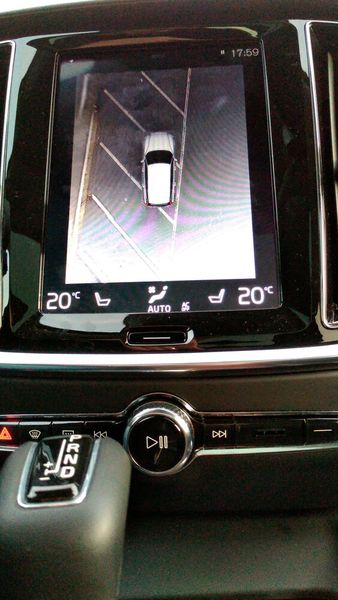 Das Parkassistenzsystem mit Rundum- und Draufsicht auf das Fahrzeug war ebenfalls an Bord. (Bild: Thomas Günnel/Automobil Industrie)