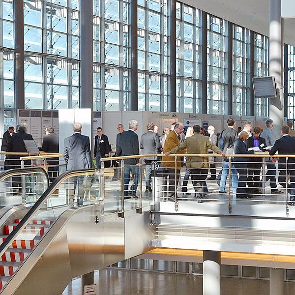 In den Pausen wurden die Stände der Aussteller frequentiert (Foto: Windmüller)