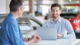 Verkaufsberater von Händlern, die BDK-Partner sind, können Kunden nach dem vorzeitigen Wegfall der staatlichen Förderung für E-Autos jetzt Sonderfinanzierungen anbieten. So können Finanzierungslücken geschlossen werden. (Bild: Noah Bizer)