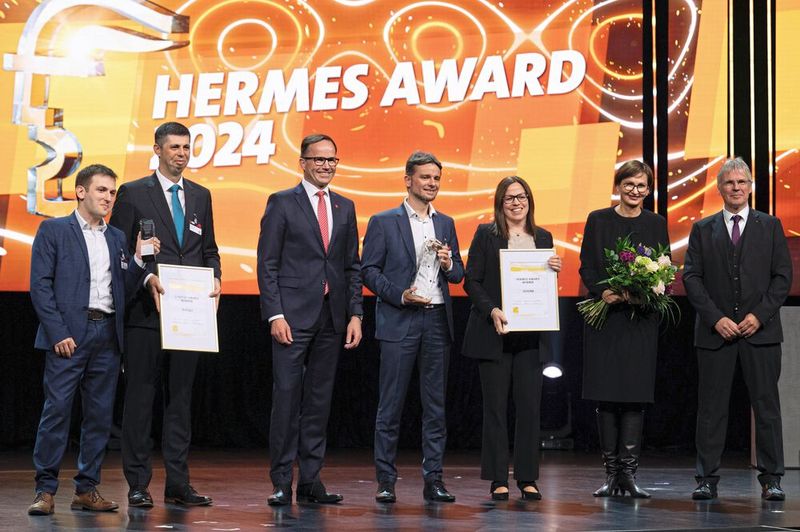 Für seinen kompakten, feuchtigkeitsresistenten Sensor zur schnellen, exakten und zuverlässigen Messung von Wasserstoff wurde Archigas (links im Bild) mit dem Hermes Startup Award 2024 ausgezeichnet. (Bild:  Deutsche Messe)