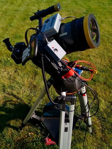 Solarbeobachtung der Arduino & Co. für die Amateurastronomie (Stand: 81): Durch moderne Technik sind heute dem Amateurastromon Bilder möglich, die vor einigen wenigen Jahrzehnten noch ganze Sternwarten erforderten. Neben der Softwareseite auf dem PC kann man durch Arduino & Co auch die Teleskope verbessern und erweitern. (Bild: Maker Faire / Carsten Wartmann)