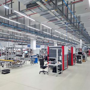 Mit der Integration von Montage-, Druck- und Logistikbereichen werden in der neuen Halle durchgängige Prozesse entlang der Wertschöpfungskette gewährleistet. (Bild:  Zollner AG)