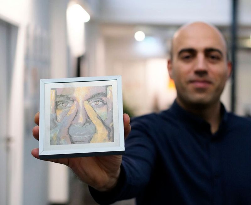 Mithilfe von KI-Methoden kann man beim „Color Laser Marking“ jetzt ohne manuellen Aufwand gezielt die Wunschfarben einstellen. Vahid Babaei, Leiter des Projektteams, präsentiert eine farbige Metallplatte, die mithilfe der neuen Methode per Laser hergestellt wurde.