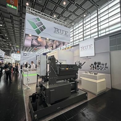 Ruf Maschinenbau stellt auf der Aluminium 2026 zwei seiner Brikettieranlagen am Messestand aus.  (Bild: Ruf Maschinenbau)