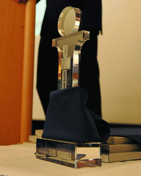 Noch wartet der gläserne Pokal auf einen neuen Besitzer. (Archiv: Vogel Business Media)