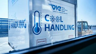 Der Wiener Flughafen avanciert zusehends zum wichtigen europäischen Drehkreuz für die Abfertigung temperaturempfindlicher Güter. Das bestätigt ein neuer Umschlagrekord für Pharmazeutika, der jetzt gemeldet werden kann. Lesen Sie! (Bild: Flughafen Wien)