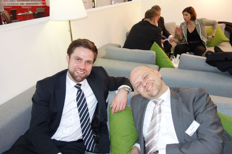 Jörn Pleuß (l.) und Paul Moll, Lancom, chillten eine Runde in der Lounge. (Bild: IT-BUSINESS)
