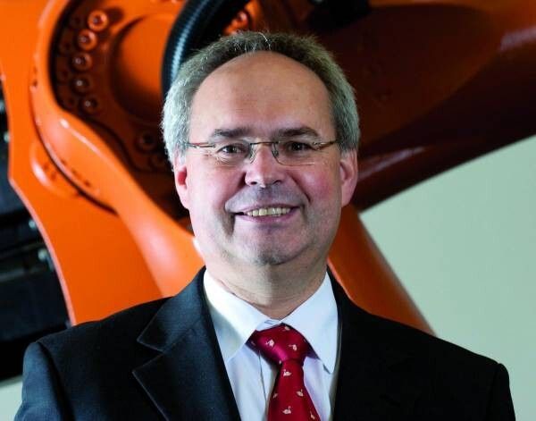 WBK-Leiter Prof. Jürgen Fleischer hat einen Leichtbauschlitten aus CFK entwickelt: „Wir gehen davon aus, dass entsprechende Komponenten in rund fünf Jahren am Markt erhältlich sein werden.“ (Bild: KIT)