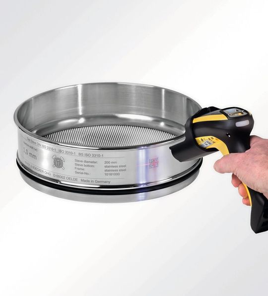 Analysensieb mit Data Matrix Code (DMC)(Bild:  Haver & Boecker)