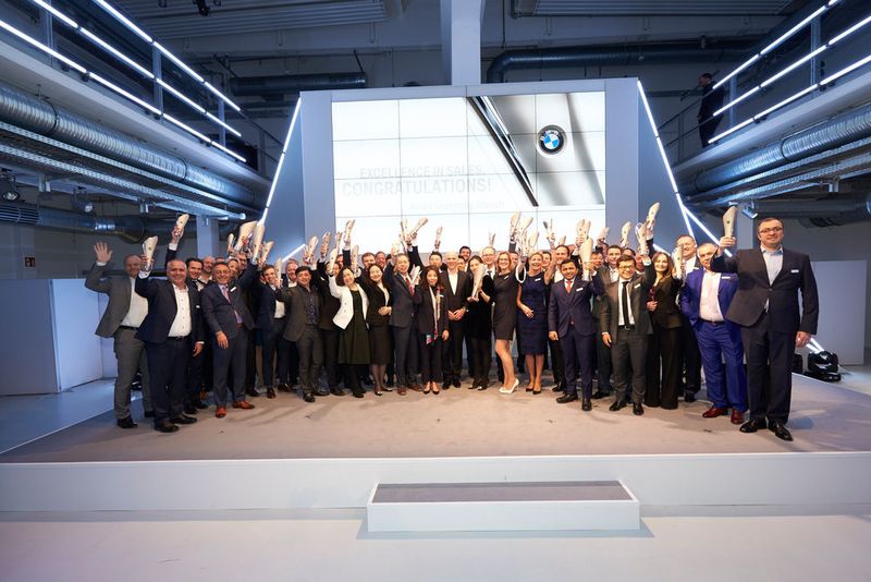 41 Partner aus der internationalen BMW-Händler-Organisation haben den „Excellence in Sales Award“ erhalten. (BMW)