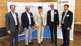 Gastgeber und Gäste bei der Rohstoffkonferenz im Juli 2022 (Foto v.li.): BGR-Vizepräsident Dr. Volker Steinbach und BGR-Präsident Prof. Dr. Ralph Watzel mit Prof. Dr. Ariane Ruff (Hochschule Nordhausen), Stephan Bauer (RW silicium) und Dr. Dirk Spenner (Spenner). (Bild: BGR)