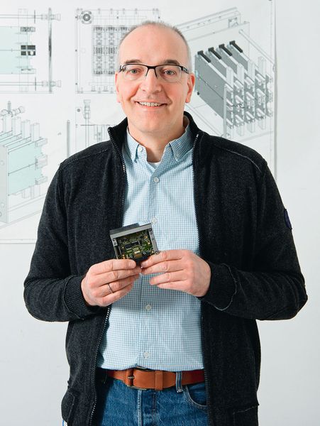 Bernd Schmitt mit dem Modul eines frühen Pilatus-­Detektors. Schmitt ist Leiter der Forschungsgruppe für Detektorentwicklung an der Synchrotron Lichtquelle Schweiz SLS. (Paul Scherrer Institut)