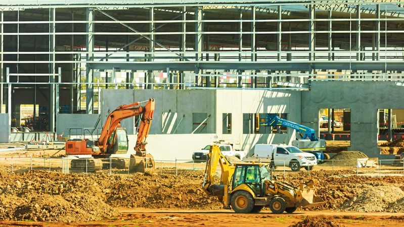 Schauräume kleiner, Werkstätten größer: So sehen viele die Zukunft der Bautätigkeit im Kfz-Gewerbe, wie eine Umfrage von »kfz-betrieb« in Zusammenarbeit mit Concertare zeigt.(Bild:  Troy Mortier/Unsplash.com)