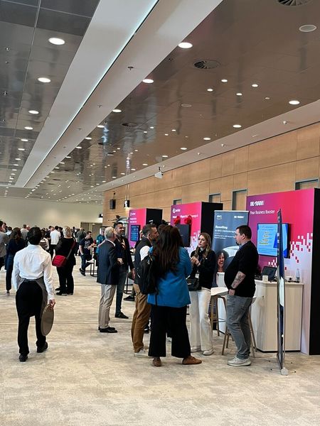 Die Sponsoren des AWS Partner Summits präsentierten sich ebenfalls im CCH. (Bild: Vogel IT-Medien)
