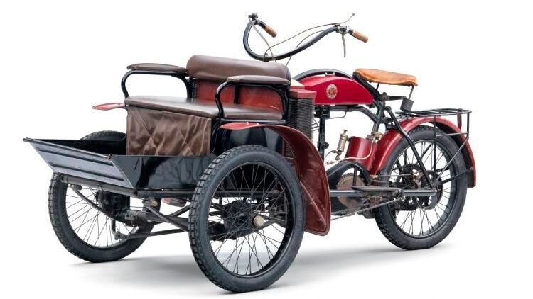 1905 begann L & K nicht nur mit der Produktion von Automobilen, sondern man baute auch eine kompaktere und kostengünstigere Alternative: das L & K-Dreirad vom Typ LW. Der hinten sitzende Fahrer beobachtete den Verkehr durch die Köpfe von zwei Passagieren oder einen überdachten Bereich für bis zu 200 Kilogramm Fracht. Der wassergekühlte Einzylinder mit 5 PS beschleunigte das Fahrzeug mit einem Gewicht von nur 160 Kilogramm auf 40 Stundenkilometer. (Bild: Škoda )