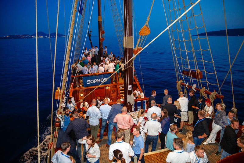 Die Sophos-Partner genießen die abendliche Atmosphäre auf dem Meer. (Sophos)