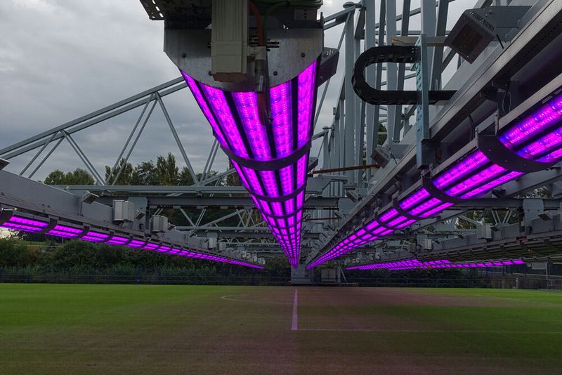 Die Rasenbelichtungsanlage besteht aus einem Hauptträger und zwölf ausklappbaren B-Trägern sowie 6 verfahrbaren C-Trägern, die mit 1.400 LED-Lichtmodulen ausgestattet sind. (Bild: Stefanie Michel)