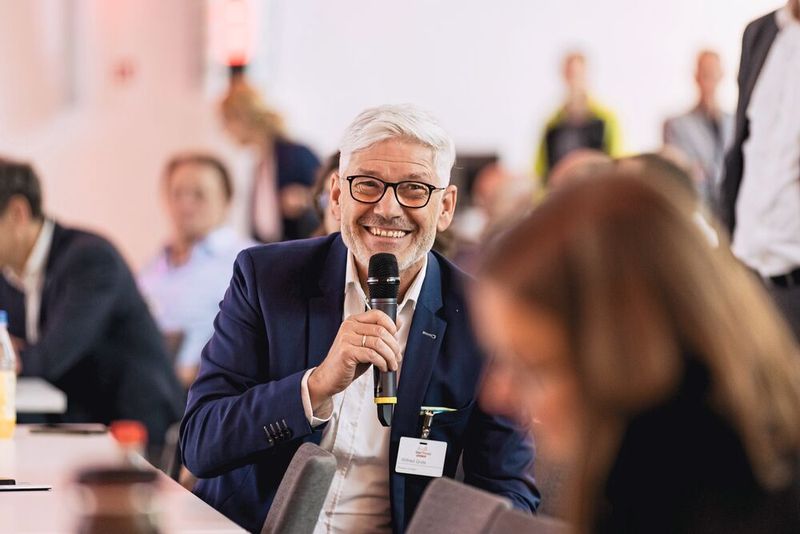 Die Besucher (im Bild: Wilfried Grote) beteiligen sich aktiv an den Fragerunden nach den Präsentationen. (Bild: Stefan Bausewein)