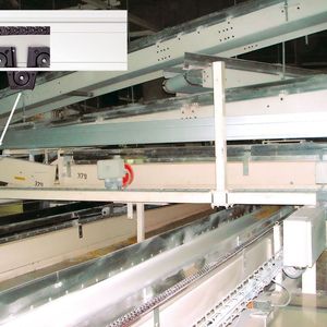 Energie, Daten und Medien, durchgängig kontaktiert, in einem kompakten System: der „Micro Flizz“, hier zur Fließbandverstellung für Behälterwechsel in einer Trockennudel-Abfüllanlage. Bild: Igus